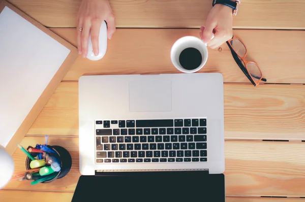 Jonge vrouw werkend zittend aan een bureau — Stockfoto