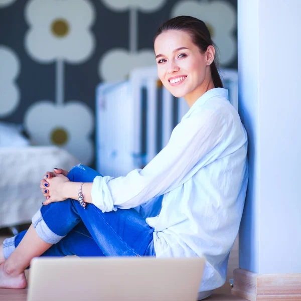 Mladá krásná žena doma sedět na podlaze s notebookem — Stock fotografie