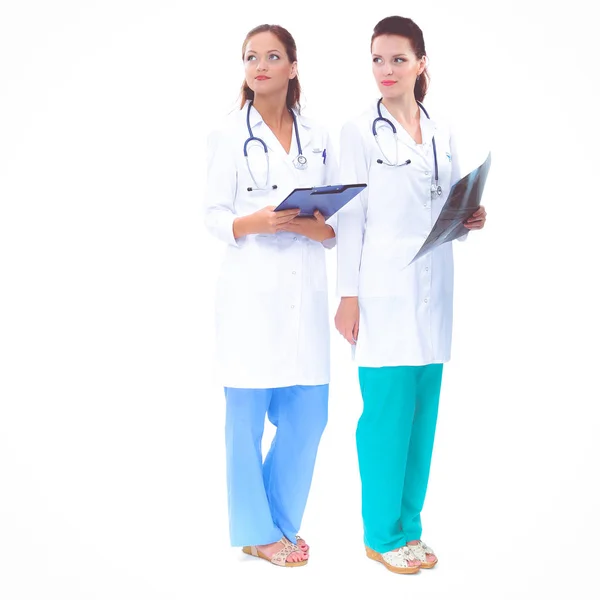 Dvě mladé doktorky, stojící v nemocnici — Stock fotografie