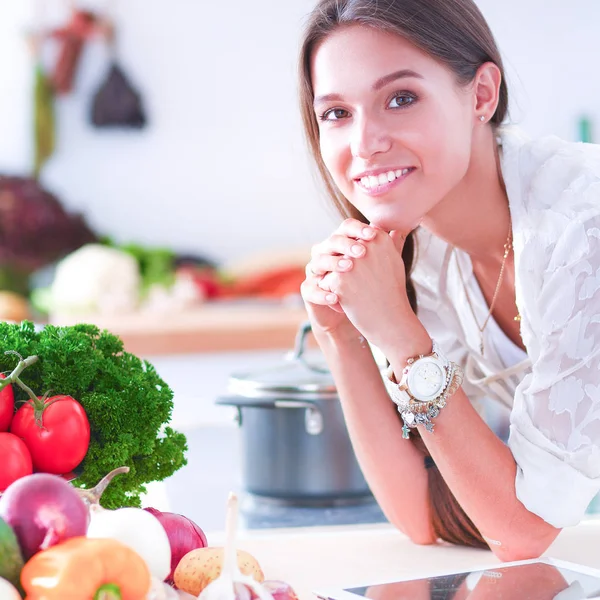 Junge Frau steht neben Schreibtisch in der Küche — Stockfoto