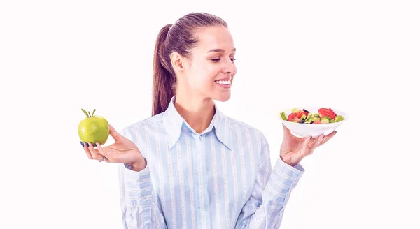 Портрет красивой женщины-врача, держащей тарелку со свежими овощами и зеленым яблоком — стоковое фото