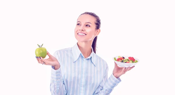 Retrato de una hermosa doctora sosteniendo un plato con verduras frescas y manzana verde — Foto de Stock