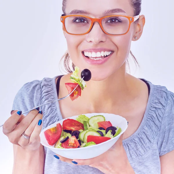 En vacker flicka äter hälsosam mat, hålla en tallrik — Stockfoto