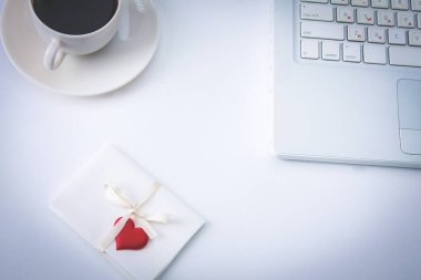 Laptop ya da defter fincan kahve ve kalp tablo ile