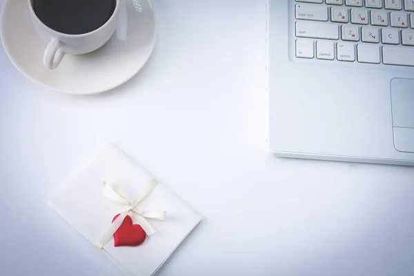 Laptop ou notebook com xícara de café e coração na mesa — Fotografia de Stock