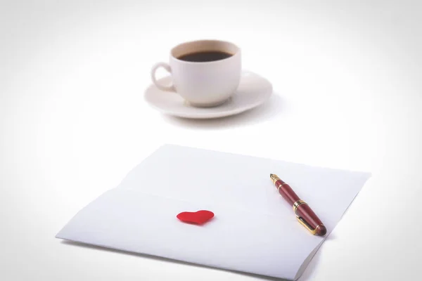 Подарочная карта с сердцем и чашкой кофе на деревянном столе — стоковое фото