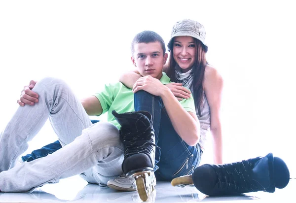 Молода пара сидить на підлозі, ізольована на білому тлі — стокове фото