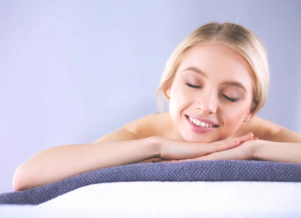 Junge Frau auf Massagetisch liegend, entspannt mit geschlossenen Augen — Stockfoto