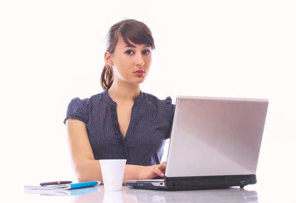 Güzel genç kadın üzerinde bir dizüstü bilgisayar kullanarak iş yeri — Stok fotoğraf
