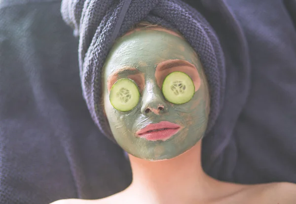 Hermosa mujer con máscara, acostada en el spa — Foto de Stock