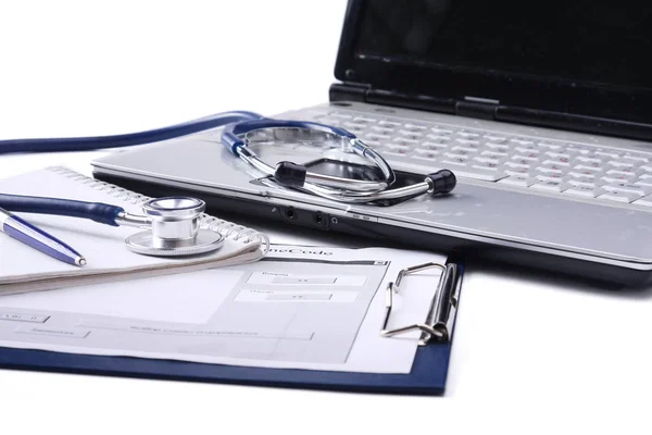 Stetoscopio con appunti e laptop sulla scrivania — Foto Stock