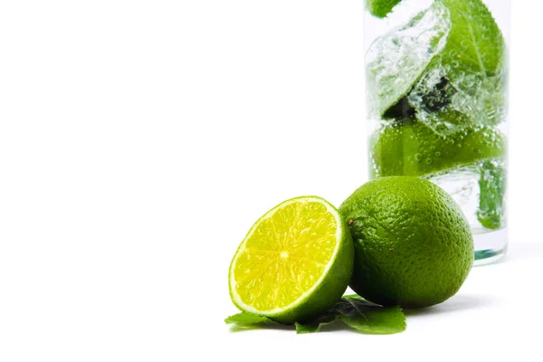 Vaso de agua con cal, hielo y menta. Aislado sobre fondo blanco — Foto de Stock