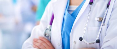 Tıp grubunun önünde çekici bir kadın doktor.