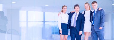 Başarılı iş takım ayakta Office gülümseyen