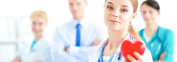 Jovem médico segurando um coração vermelho, isolado no fundo branco — Fotografia de Stock