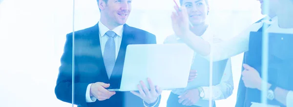 Gruppe von Geschäftsleuten macht Präsentation mit Laptop während des Meetings — Stockfoto