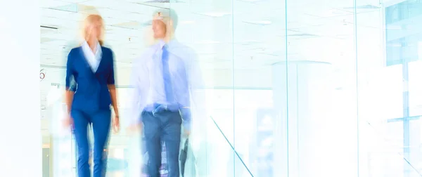 Ondernemers lopen in de gang van een business center — Stockfoto