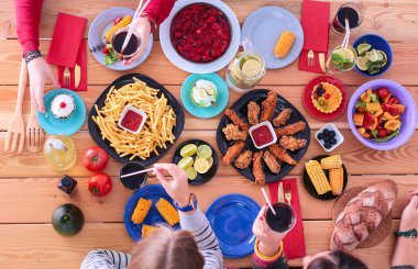 İnsanlar içecekler yemek masası, düz otururken yatıyordu