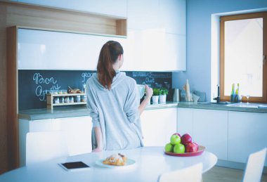 mutlu kadın evde Mutfakta çay içme.