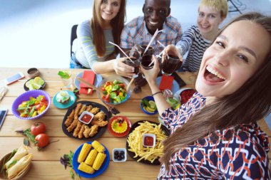 Öğle yemeği sırasında selfie çeken bir grup insan. Kendim. Arkadaşız. Arkadaşlar yemek yerken fotoğraflanır.