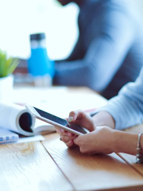 İş kadını ofisinde tablet bilgisayar kullanarak oturuyor. İş kadını. Toplantı