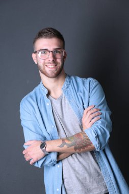 Koyu bir backg izole mutlu bir casual adam ayakta portresi