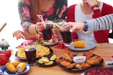 Birlikte yemek yiyen bir grup insanın üst düzey görüntüsü.