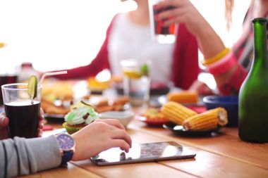 Birlikte yemek yiyen bir grup insanın üst düzey görüntüsü.