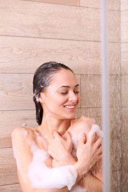 Genç beautyful kadın banyoda duş altında.