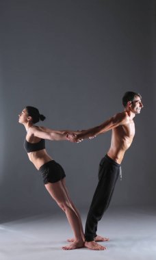 Genç çift Acro yoga mat Studio birlikte uygulamak. ACR