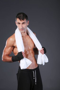 Siyah arka plan üzerine ayakta güçlü atletik adam.