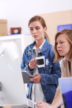 Aletleri, planı ve la ile Resepsiyon duran iki genç kadın