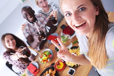 Grup selfie öğle yemeği sırasında yapıyor insan. Kendi kendine. Arkadaşlar. Arkadaş