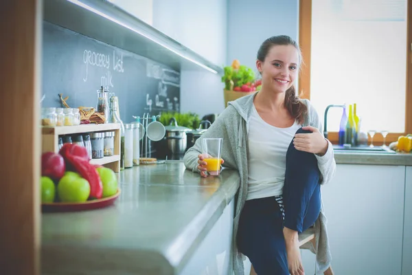 Kvinnan i köket. Matlagning i köket. — Stockfoto