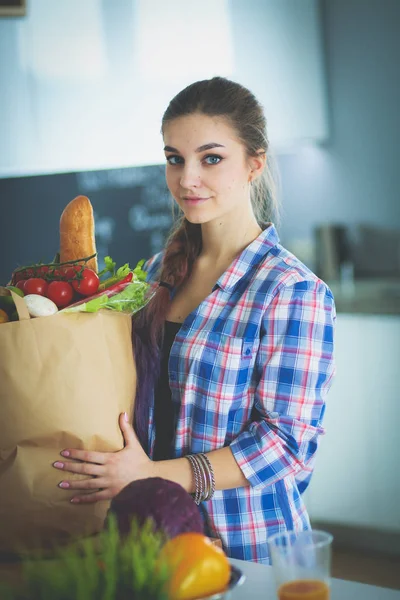 Молодая женщина держит сумку с овощами . — стоковое фото