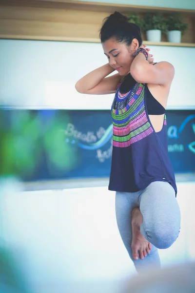 Mujer asiática son ejercicios de yoga en casa. Una mujer. Yoga . — Foto de Stock