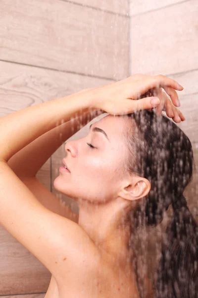 Jovem mulher bonita sob o chuveiro no banheiro . — Fotografia de Stock