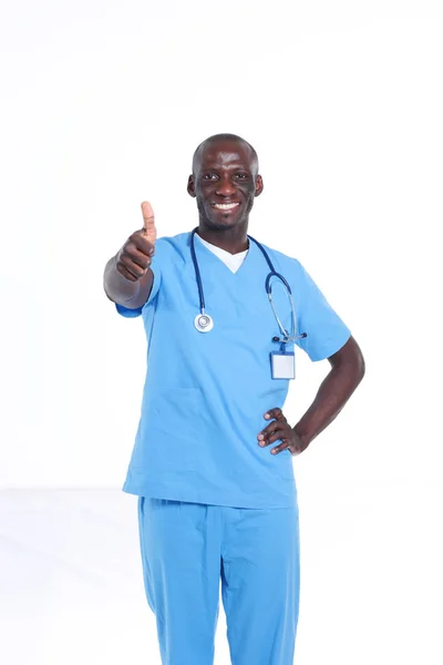 Retrato de un médico de pie aislado sobre fondo blanco. —  Fotos de Stock