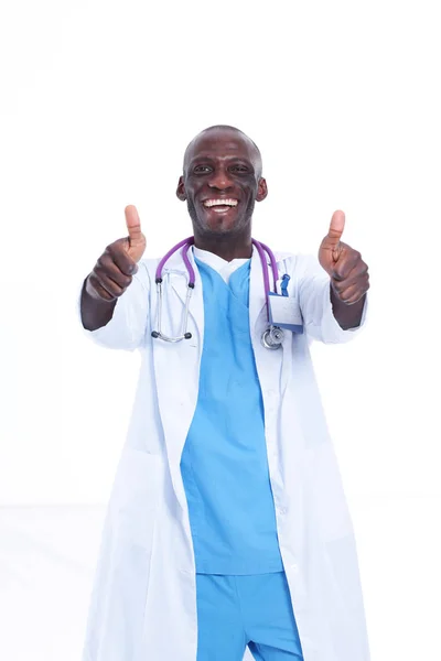 Portrait d'un médecin homme debout isolé sur fond blanc. — Photo