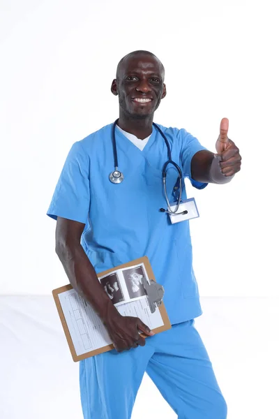 Médecin homme debout avec dossier, isolé sur fond blanc. — Photo