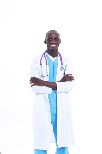 Portrait d'un médecin homme debout isolé sur fond blanc. — Photo