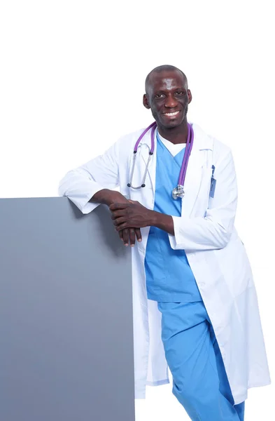 Dokter pria memegang plakat kosong. Dokter. Billboard — Stok Foto