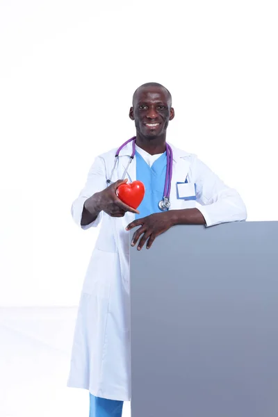 Mannelijke arts met rood hart en lege ondertekenen geïsoleerd op witte achterzijde — Stockfoto