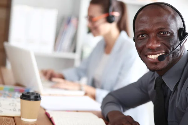 Retrato de um jovem empresário afro-americano com fone de ouvido. — Fotografia de Stock