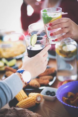 Birlikte yemek yiyen bir grup insanın üst düzey görüntüsü.