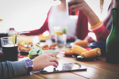 Birlikte yemek yiyen bir grup insanın üst düzey görüntüsü.