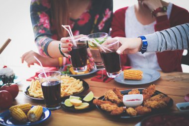 Birlikte yemek yiyen bir grup insanın üst düzey görüntüsü.