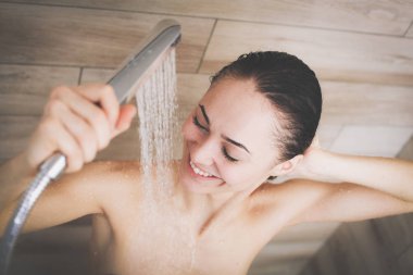 Genç beautyful kadın banyoda duş altında.