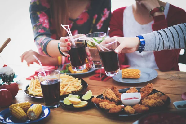 Birlikte yemek yiyen bir grup insanın üst düzey görüntüsü.