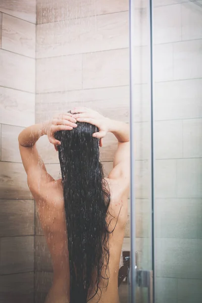 욕실에는 샤워 아래 젊은 beautyful 여 자가. — 스톡 사진